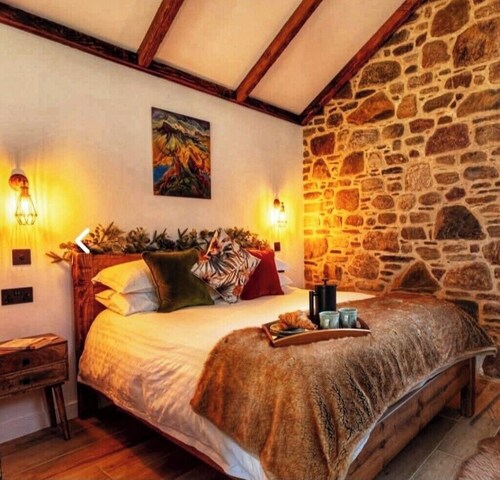 The Wreck -Luxury Lochside Retreat-Perfect for a Romantic break in the Highlands