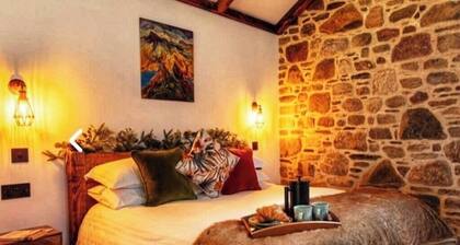 The Wreck -Luxury Lochside Retreat-Perfect for a Romantic break in the Highlands