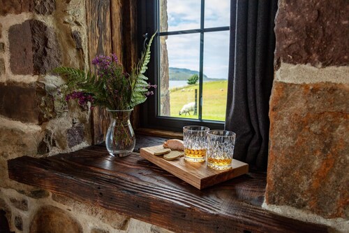 The Wreck -Luxury Lochside Retreat-Perfect for a Romantic break in the Highlands