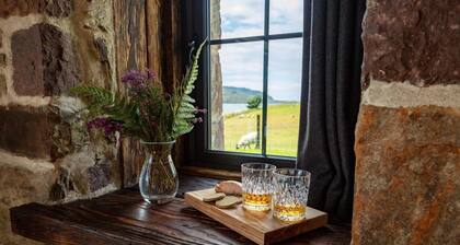 The Wreck -Luxury Lochside Retreat-Perfect for a Romantic break in the Highlands