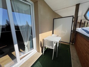 Outdoor dining - Apartment (Équemauville)