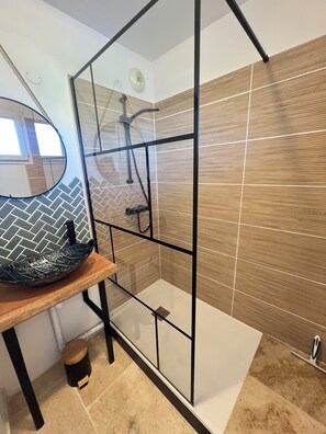 Bathroom - Apartment (Équemauville)