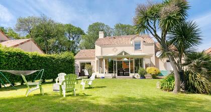 B&B “Chez Anne-Marie et Constant” with Shared Terrace, Garden & Wi-Fi