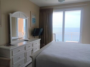 WiFi, bed sheets - Coastal condo, close to beaches, shared pools (Panama City)