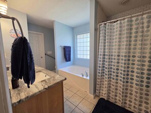 Shower, towels, shampoo - Spacious 3 BR home near beaches and shopping - sleeps 7! (Navarre)