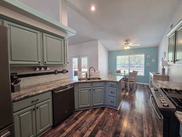 Fridge, microwave, oven, stovetop - Spacious 3 BR home near beaches and shopping - sleeps 7! (Navarre)