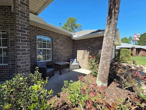 Terrace/patio - Spacious 3 BR home near beaches and shopping - sleeps 7! (Navarre)