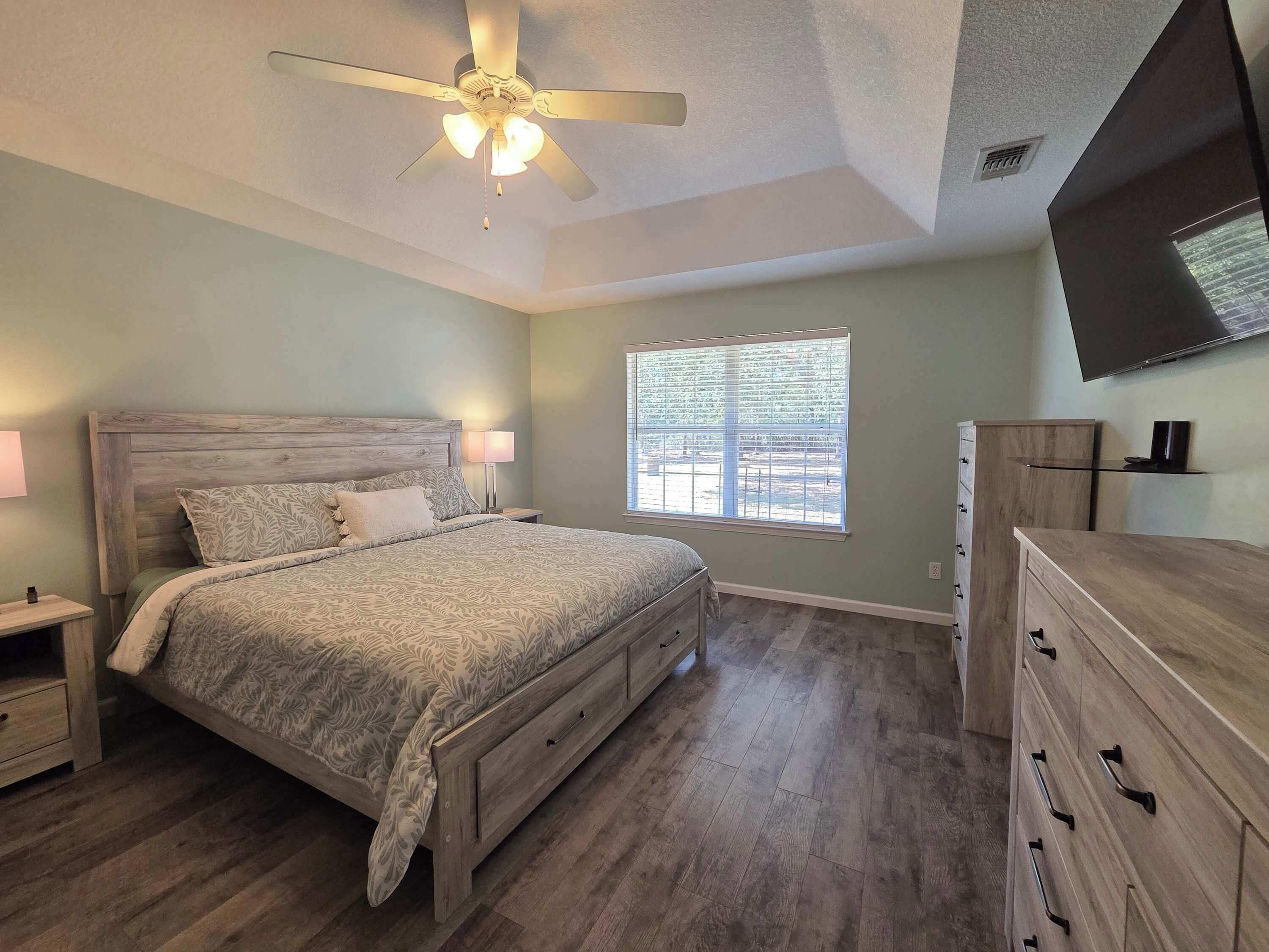 Desk, WiFi, bed sheets