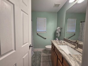 Shower, towels, shampoo - Spacious 3 BR home near beaches and shopping - sleeps 7! (Navarre)