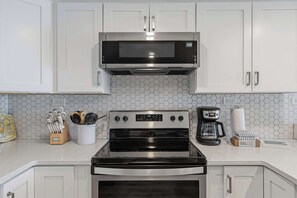Fridge, microwave, oven, stovetop - Vibrant 3BR gulf front condo with beach access (Okaloosa Island)