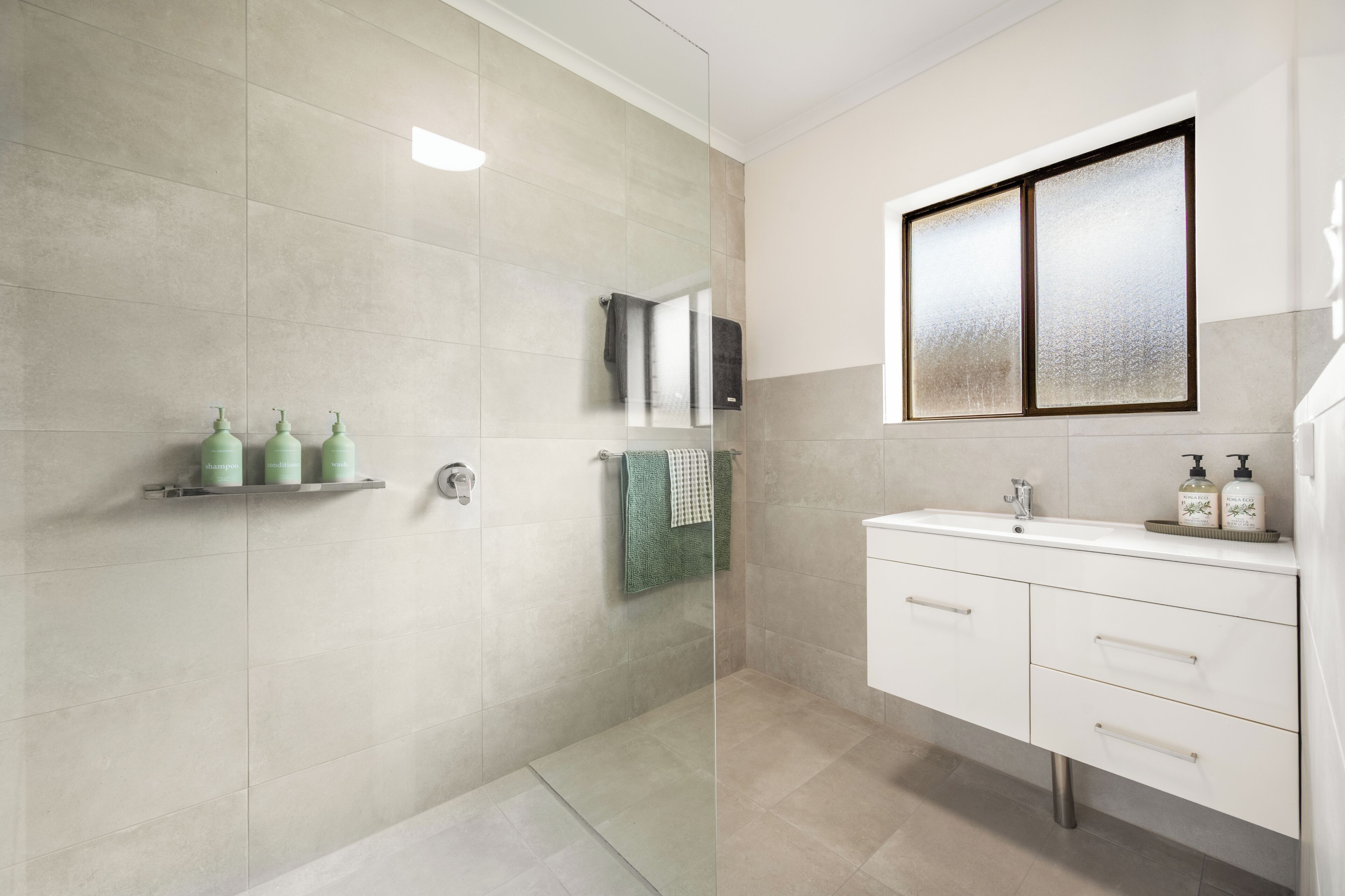 Douche, serviettes fournies, savon, papier toilette