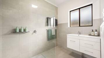Douche, serviettes fournies, savon, papier toilette
