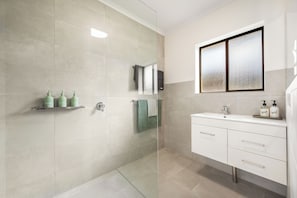 Douche, serviettes fournies, savon, papier toilette