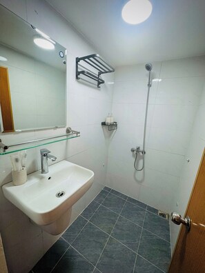 Shower, jetted bath, hair dryer, bidet - 
Apartment / 2-Bedroom  / 4 Floors / Chilled Balcony / 5 minutes to Ho Guom Lake (Hà Nội)