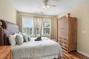 2 bedrooms, iron/ironing board, travel cot, WiFi - Ironwood at Barefoot Resort: Golf Views & Free Beach Shuttle (North Myrtle Beach)