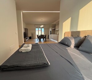 3 quartos, cofres nos quartos, escrivaninha