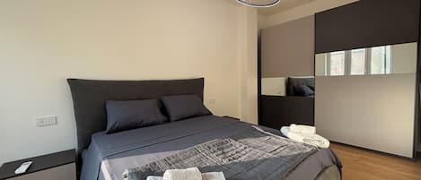 3 habitaciones, caja de seguridad en la habitación y escritorio