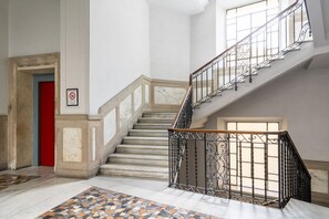 A staircase with marble steps and black iron railings, leading to an upper floor. - Elegant apartment of 66 sqm can accommodate up to 4 people, located on the third floor of a period building with a lift (4 steps to access). The property is located in the historic center of Livorno, just 3 minutes walk from the Duomo and a short walk fr (Livorno)