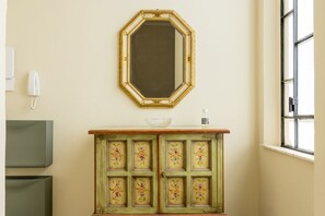 A room with a green cabinet, a mirror, and a window. - Elegant apartment of 66 sqm can accommodate up to 4 people, located on the third floor of a period building with a lift (4 steps to access). The property is located in the historic center of Livorno, just 3 minutes walk from the Duomo and a short walk fr (Livorno)
