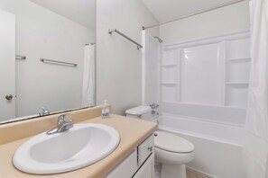 Hair dryer, towels, soap, shampoo - 2BR King, Yard Access + Private Patio, Desk, Sleeps 6, Near Beaches, Dogs OK (Gulf Breeze)