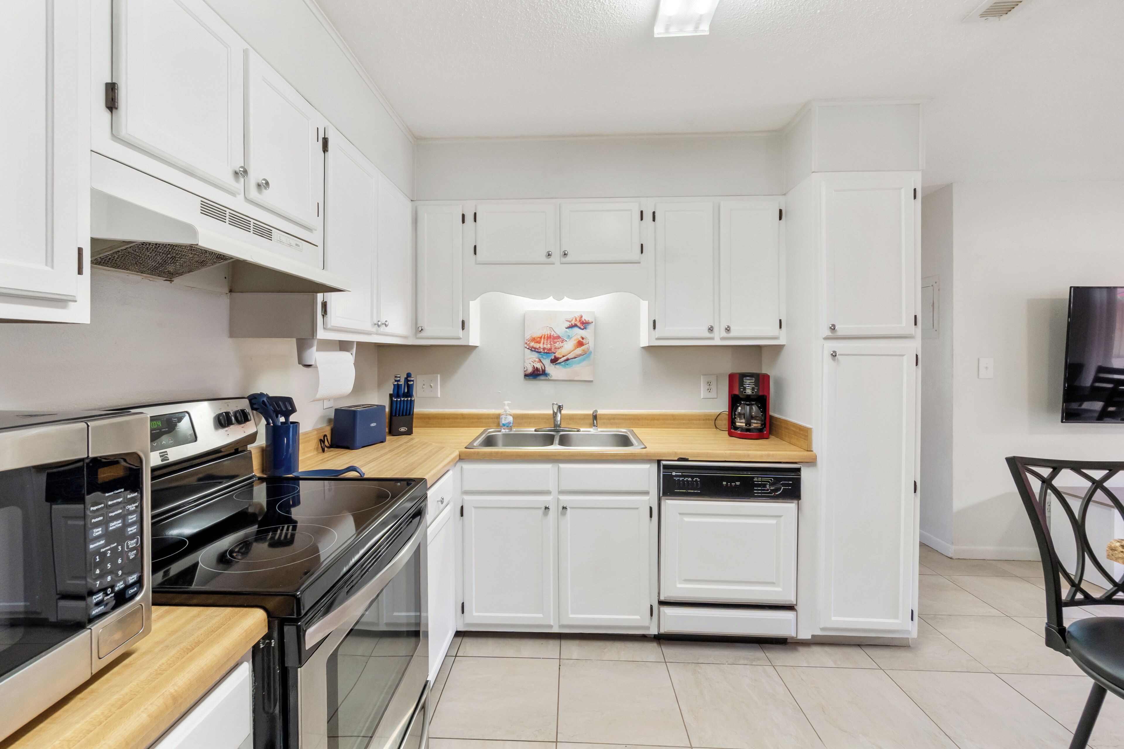 Coffee/tea maker, fridge, microwave, oven