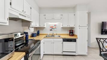 Coffee/tea maker, fridge, microwave, oven