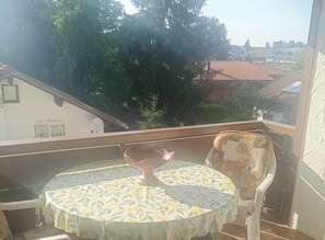 Outdoor dining - Allgäu Vibes-OberstaufenPLUS, train station access, view, protected balcony (Oberstaufen)