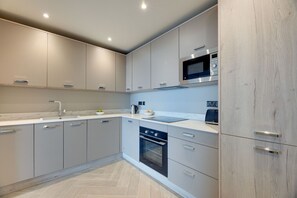 Fridge, microwave, oven, stovetop - Seal`s Bay Luxury Holiday Home for 4 in Seahouses (Northumberland)