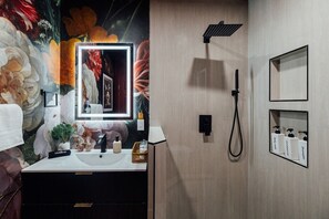 Shower, towels - *NEW* Near Disney|GameRoom+Theater+Pool (Anaheim)
