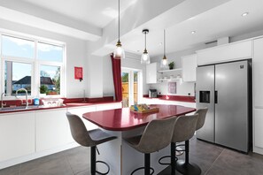 Private kitchen - Spacious 5 Bedroom Family Home with Garden in Harrow (Harrow)