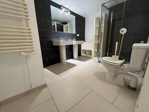 Shower, hair dryer, towels, soap - 1900 traditional house in Grimaud (Grimaud)