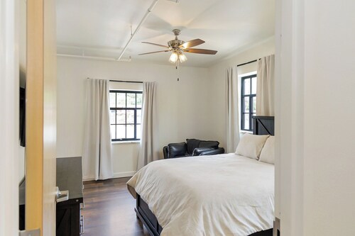 Spacious New & Clean 2 BR Heart of Downtown! 302N