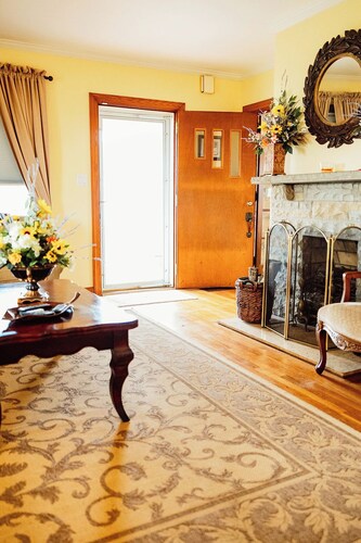 Superb 4-bedroom farmhouse with AC in charming Augusta.