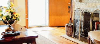 Superb 4-bedroom farmhouse with AC in charming Augusta.