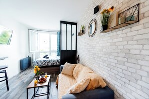 TV - Cosy, pleasant studio just a stone's throw from Paris (Saint-Denis)