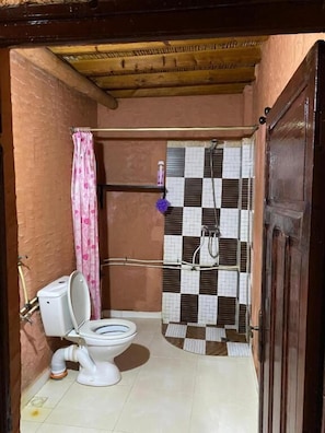Kamar Double, balkon, pemandangan kebun | Kamar mandi | Shower, perlengkapan mandi gratis, sandal, dan handuk