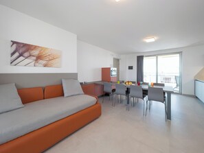 Departamento, 2 habitaciones, balcón, vista a la ciudad | Sala de estar