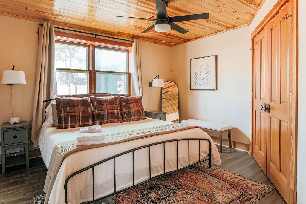 3 bedrooms, iron/ironing board, WiFi (free), bed sheets