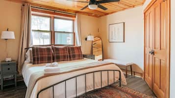 3 bedrooms, iron/ironing board, WiFi (free), bed sheets