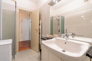 Shower, bidet, towels - Miraluna – Lake Como View Balcony (Griante)