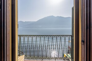 Interior - Lake Como Waterfront Balcony | SottoRiva 12 (Colonno)