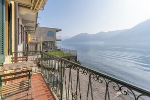 Terrace/patio - Lake Como Waterfront Balcony | SottoRiva 12 (Colonno)