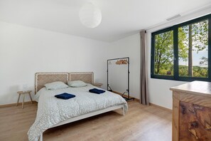 WiFi, bed sheets