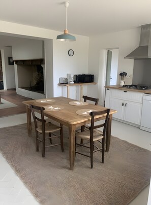 Dining - Holiday Home 'Gite Les 3 Tilleuls' with Private Terrace, Wi-Fi and Air Conditioning (La Ville-Dieu-du-Temple)