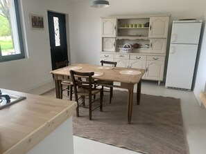 Dining - Holiday Home 'Gite Les 3 Tilleuls' with Private Terrace, Wi-Fi and Air Conditioning (La Ville-Dieu-du-Temple)