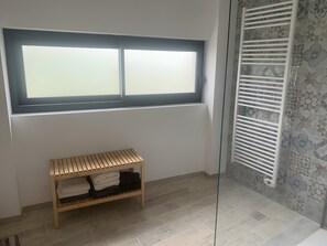 Bathroom - Holiday Home 'Gite Les 3 Tilleuls' with Private Terrace, Wi-Fi and Air Conditioning (La Ville-Dieu-du-Temple)