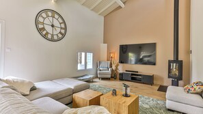 TV, stereo - Villa Sylvia: Indoor Pool, Spa, Billiards, Sleeps 14, Near Ocean (Landevieille)