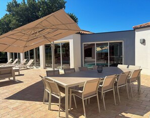 Outdoor dining - Villa Sylvia: Indoor Pool, Spa, Billiards, Sleeps 14, Near Ocean (Landevieille)
