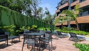 Outdoor dining - Paramar Black 2BR Apt / Two Pools-Sauna-Concierg (Tulum)