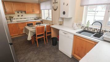 Cottage | Private kitchen | Dishwasher, cookware/dishes/utensils